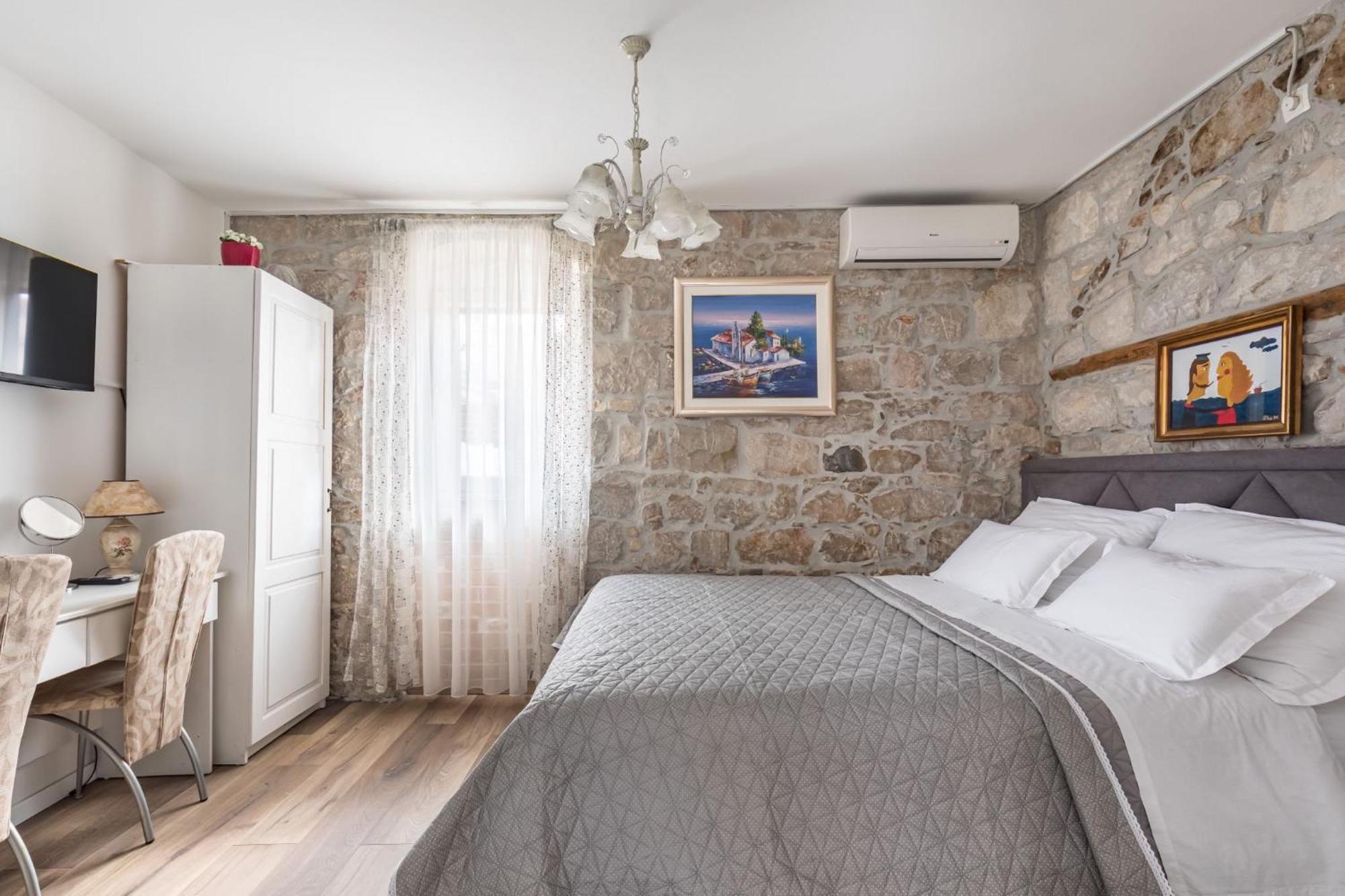 Apartments And Rooms Petra Split Bagian luar foto